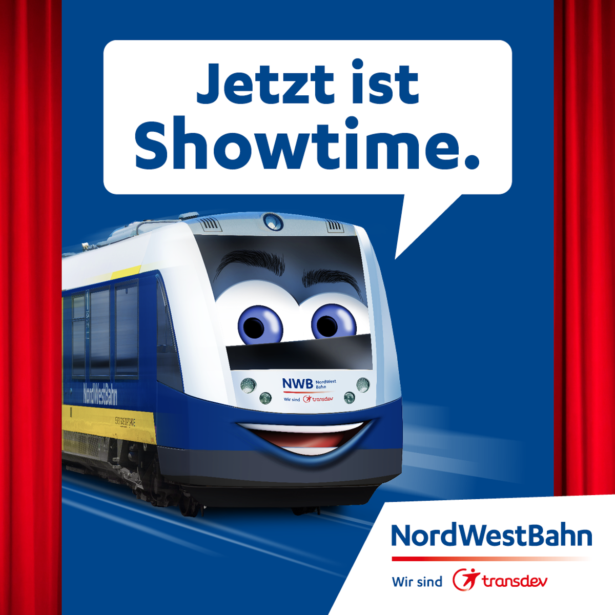 Ein roter Vorhang geht auf und ein Zug der Nordwestbahn fährt ein.