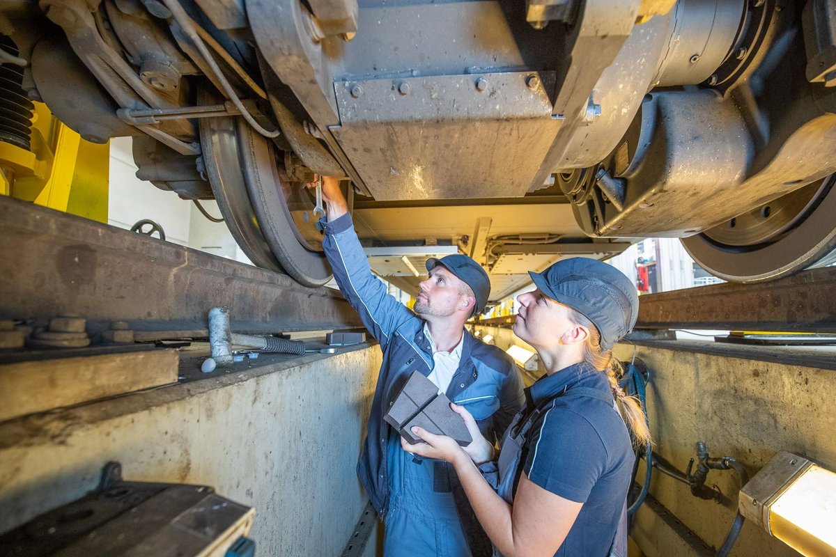 Schrauben, Warten, Kontrollieren: In den Werkstätten der NordWestBahn werden die Fahrzeuge auf Herz und Nieren geprüft, damit auf den Schienen alles rund läuft.