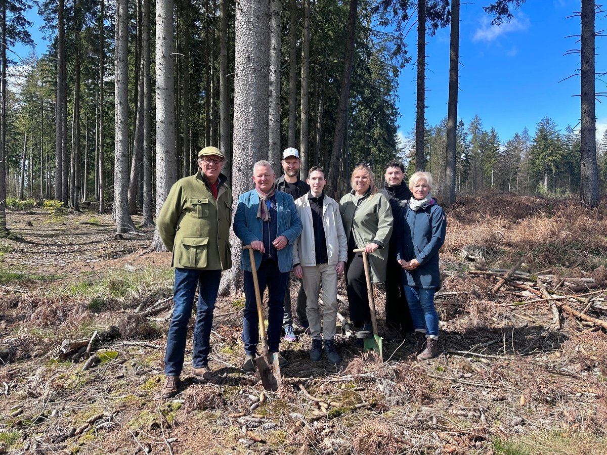 Mitarbeitende der Transdev im Wald