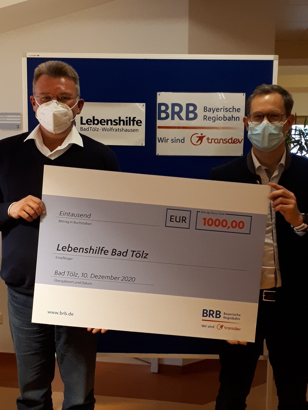 Lebenshilfe-Geschäftsführer Franz Gulder bekam von BRB-Geschäftsführer Fabian Amini einen Scheck über 1.000 Euro. 