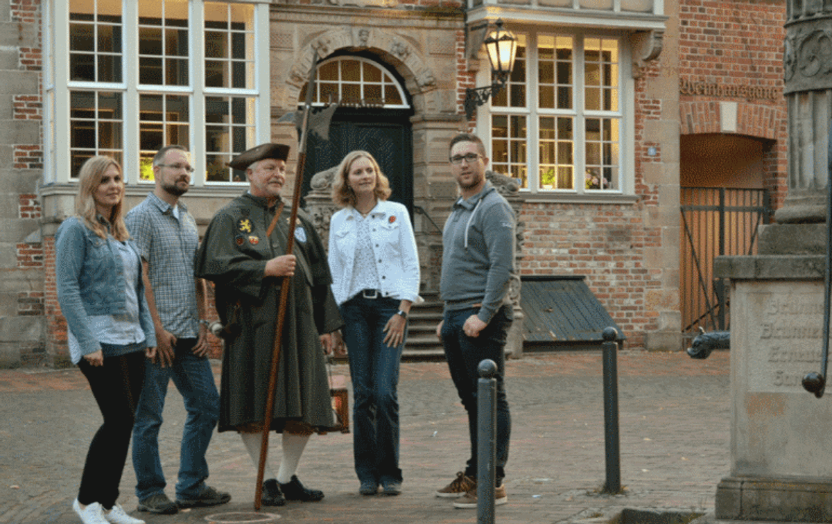 Nachtwächter mit mehreren Personen bei der Führung