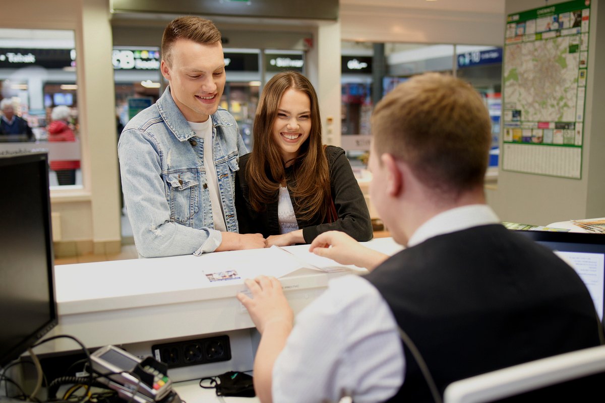 Kundenservicemitarbeiter berät Kunden