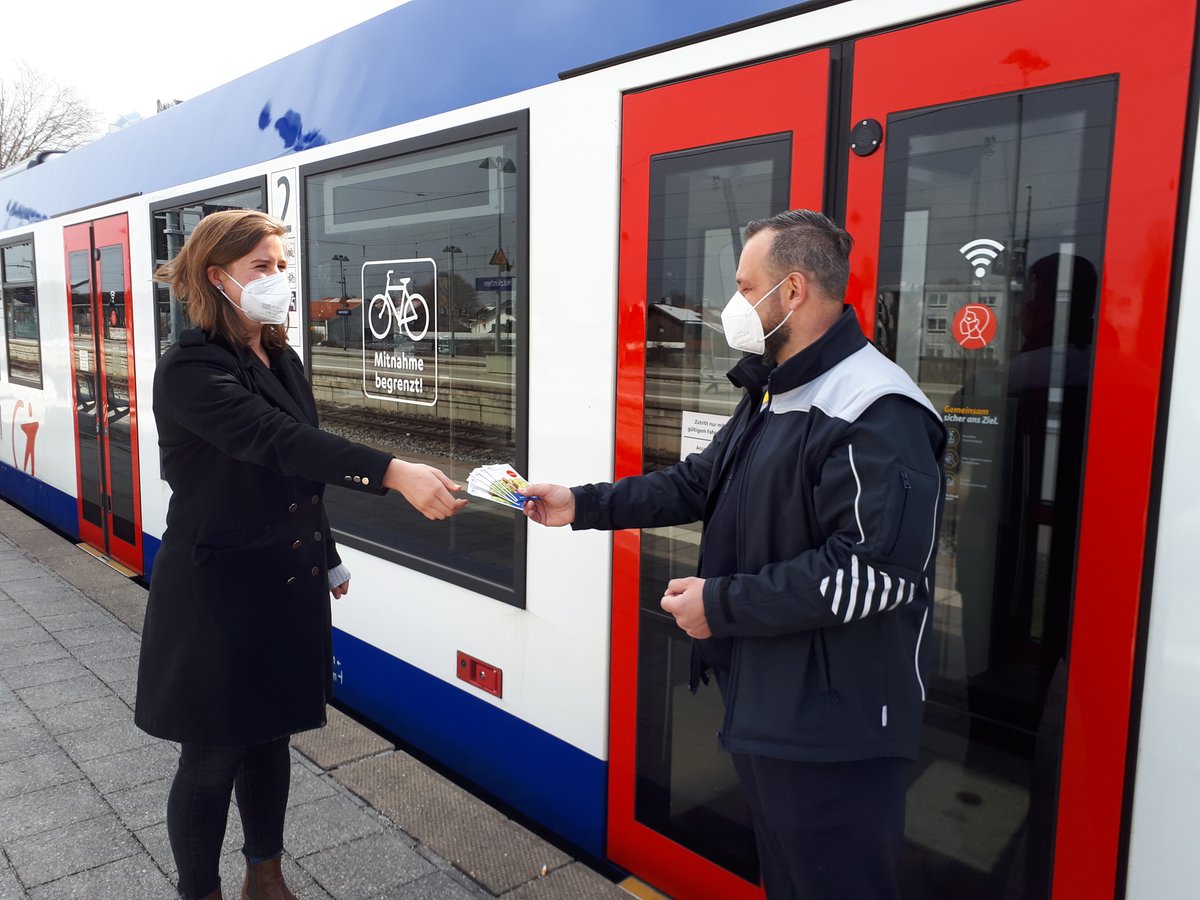 Die BRB bedankt sich bei ihren Fahrgästen mit einem „Bienenschmaus“ für das Vertrauen in den öffentlichen Nahverkehr. Foto: BRB (honorarfrei)
