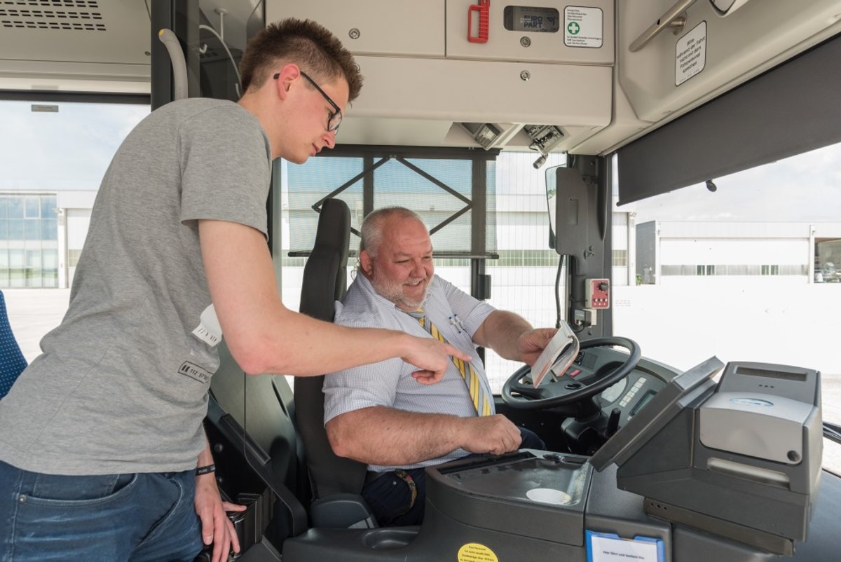 Stadbus Schwäbisch Hall Busfahrer und Fahrgast