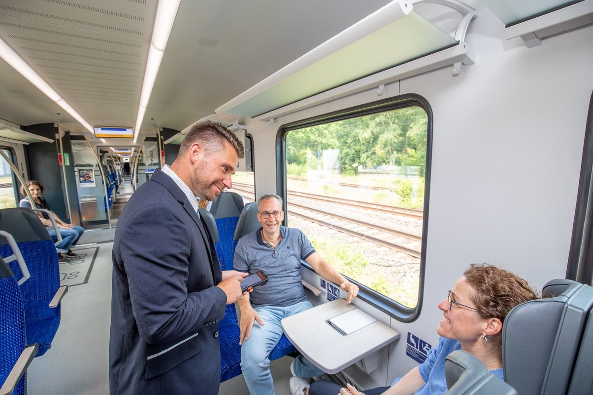 Gerne mit Menschen zusammen? Die Kundenbetreuer:innen der NordWestBahn stehen den Fahrgästen mit Rat und Tat zur Seite. Gerne mit Menschen zusammen?