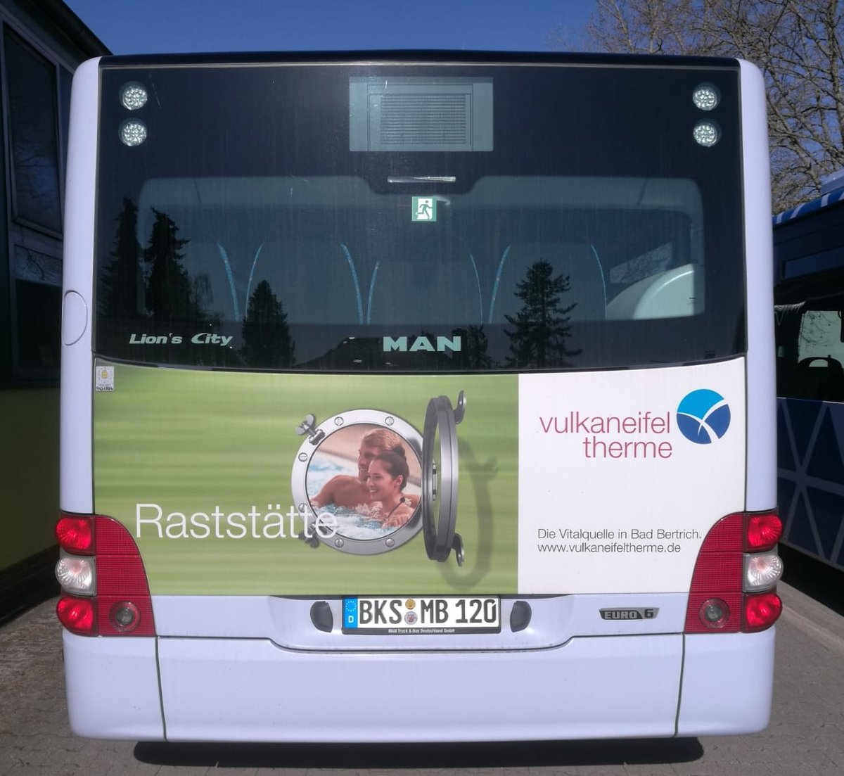 Heckflächenwerbung auf einem Linienbus
