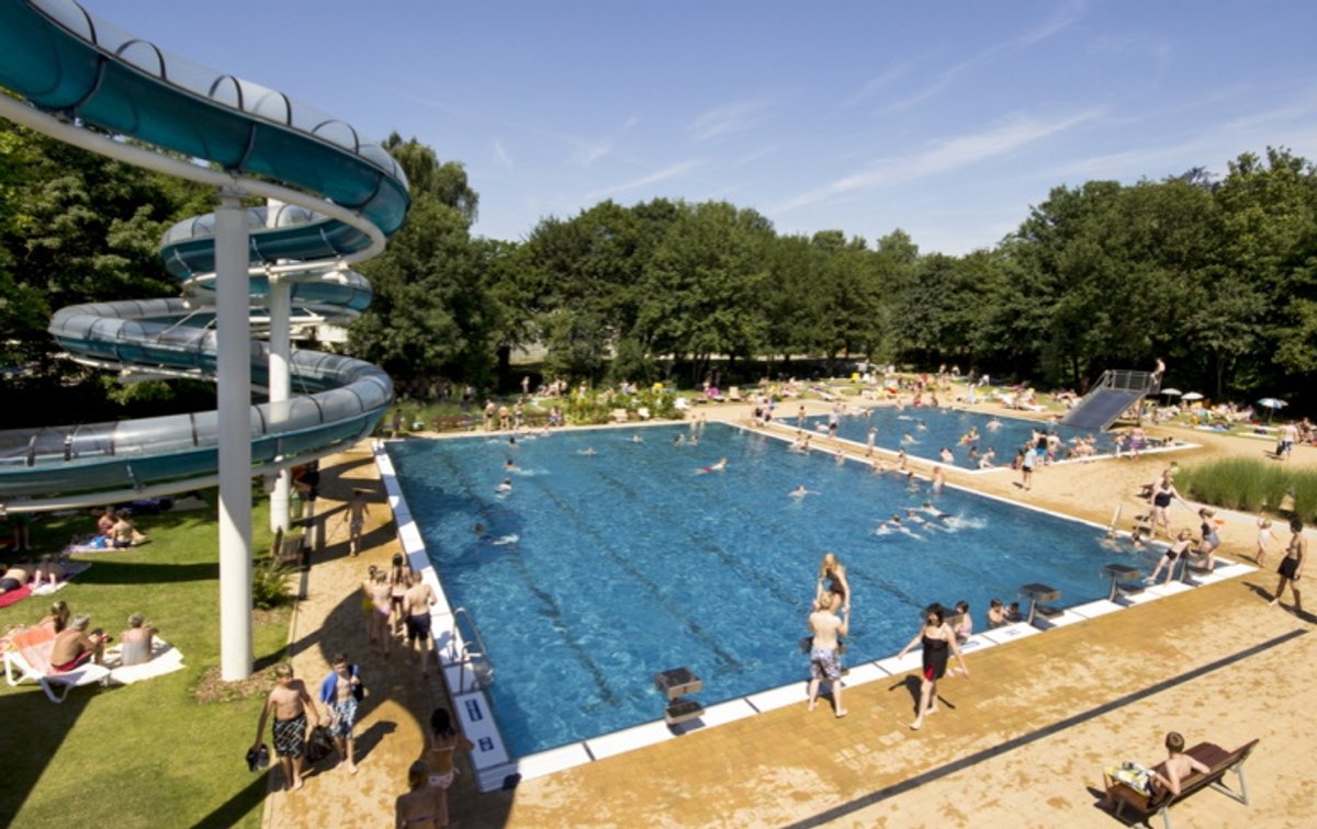 Soestebad mit Riesenwasserrutsche, Sprudelliegen, Breitwasserrutsche und Liegeflächen