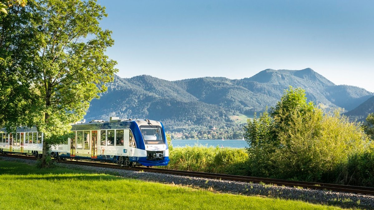 Die BRB fährt direkt am Tegernsee entlang. 