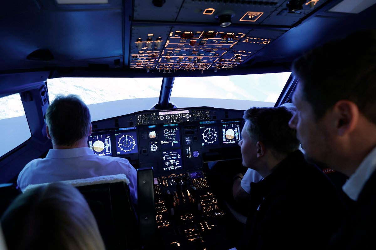 Personen sitzen im Flugsimulator