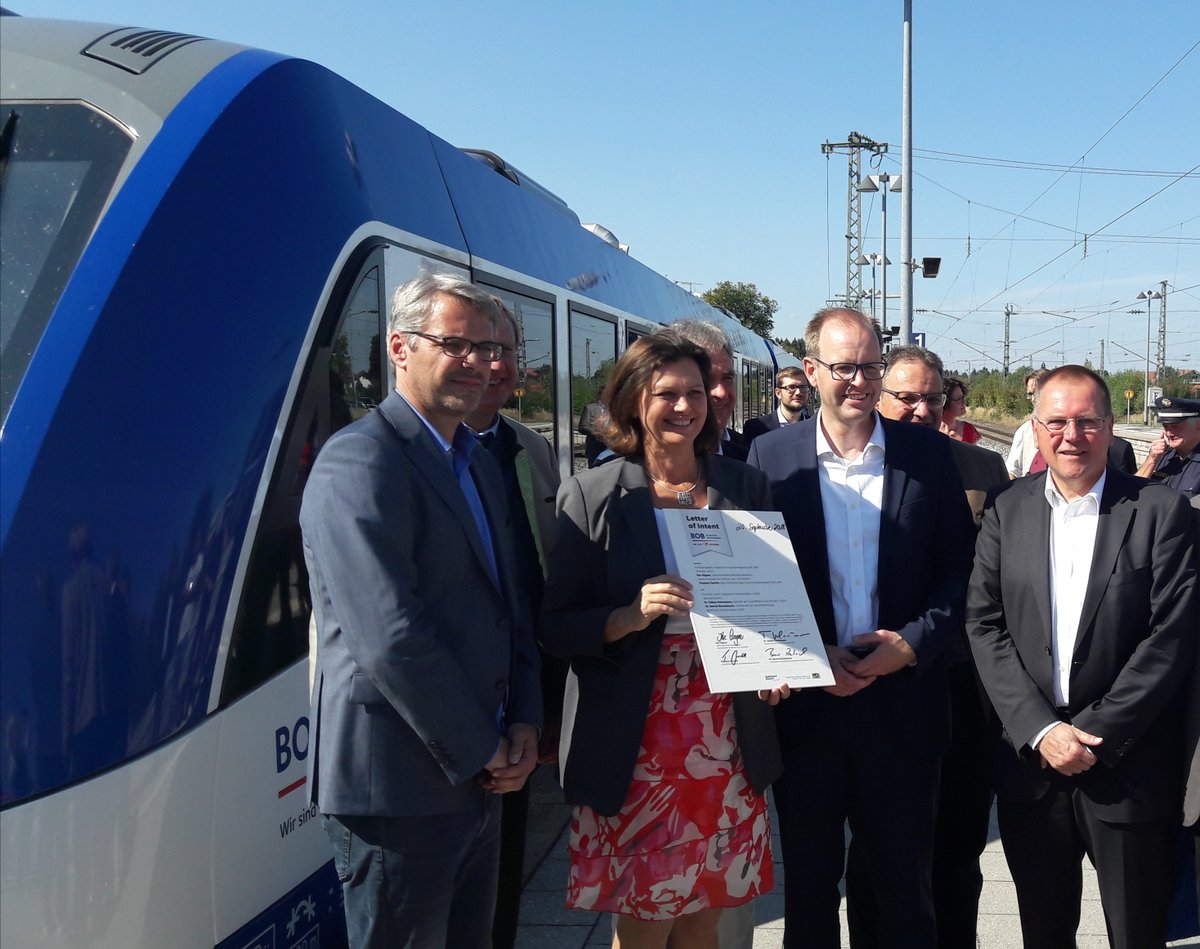 Vertragsunterzeichnung neuer Züge für die BOB