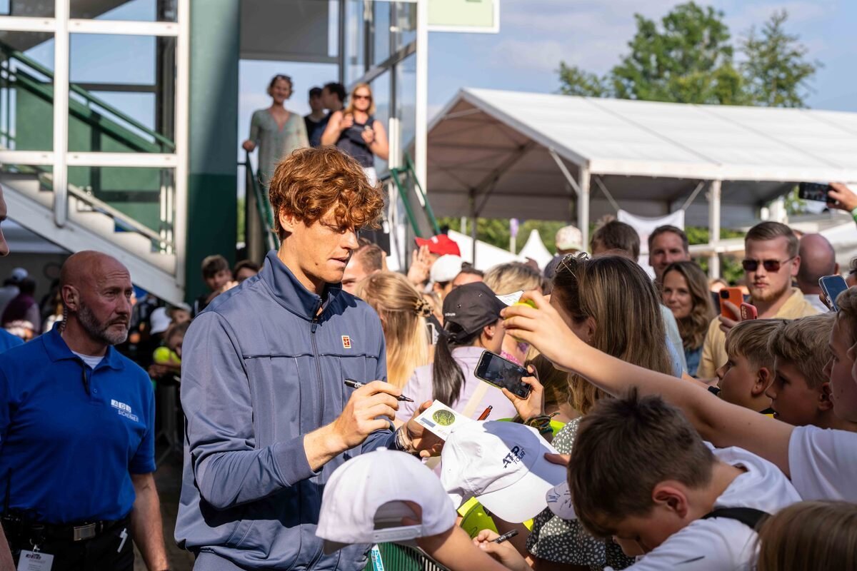 Jannik Sinner gibt Autogramme (Ist dieses Jahr vermutlich nicht dabei)