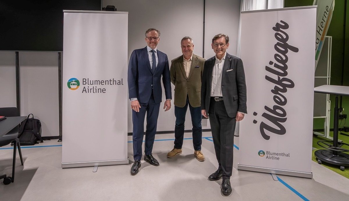 Martin Becker-Rethmann (im Pariser Vorstand zuständiger CEO für die Transdev-Gruppe in Deutschland), Holger Wennrich (Geschäftsführer der Herner Stadtmarketing-Gesellschaft), Dr. Frank Dudda (Oberbürgermeister Stadt Herne), (v.l.n.r.) bei der Präsentation der neuen Seilbahngesellschaft für Herne. (Foto: Thomas Schmidt, Stadt Herne)