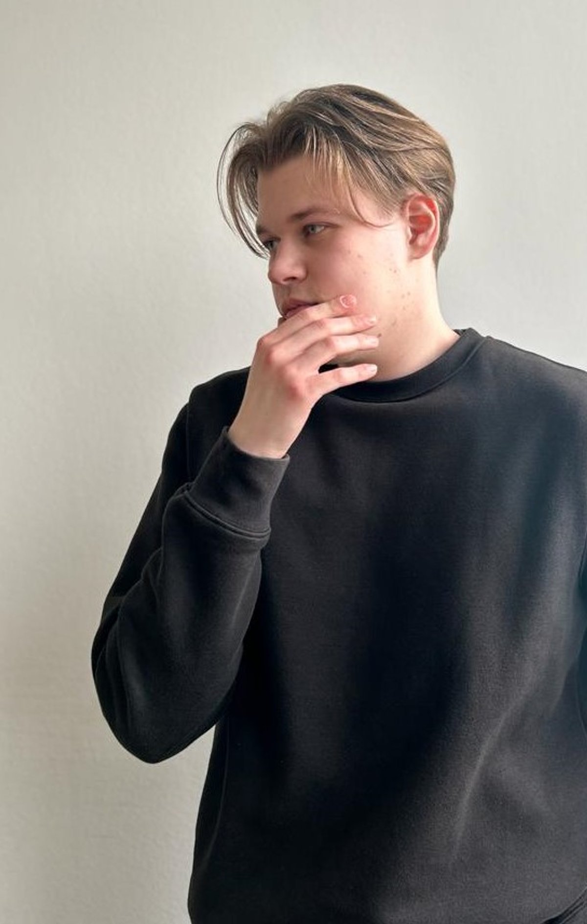 Mann vor einer weißen Wand
