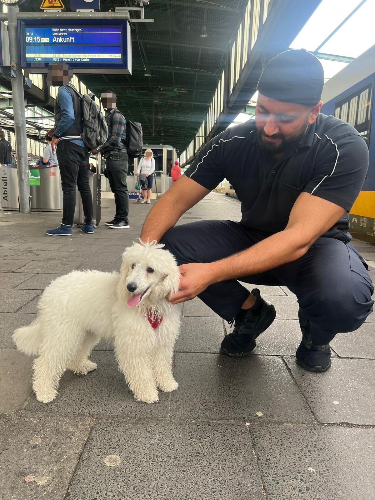 Triebfahrzeugführer Orkun Ülker mit dem entlaufenden Hund