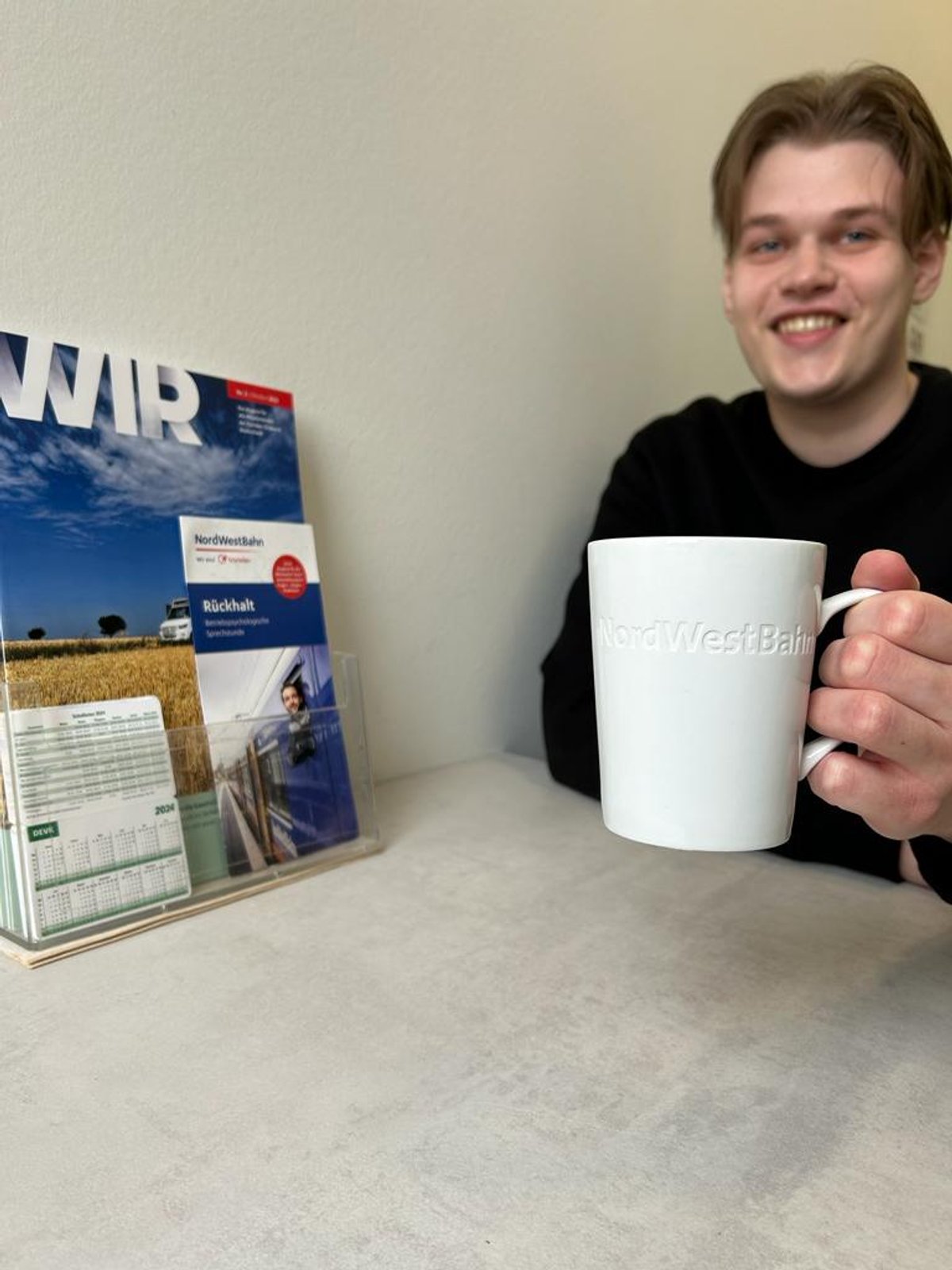 Mann mit Kaffeetasse in der Hand
