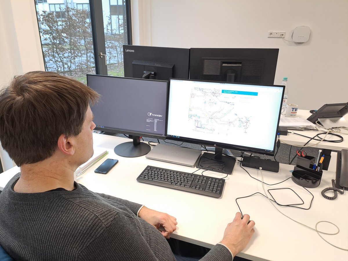 Oliver Büning vor dem PC sitzend