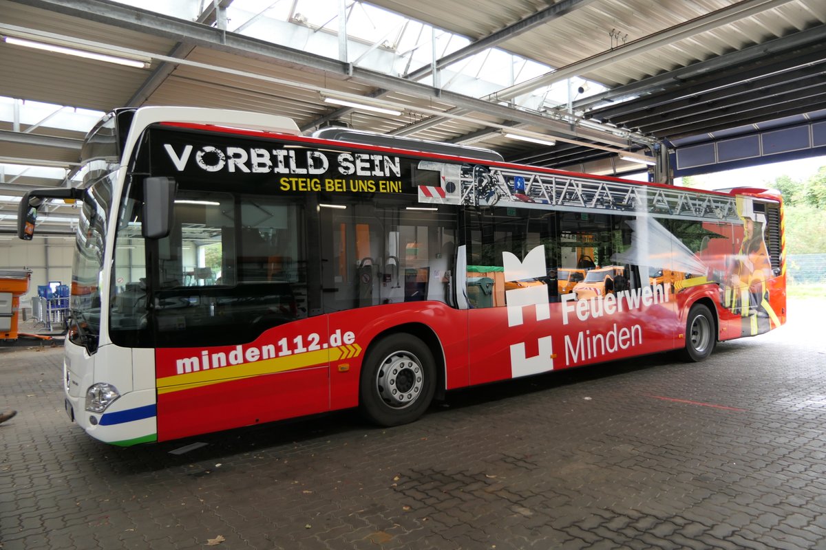 Der knallrote Feuerwehr-Bus
