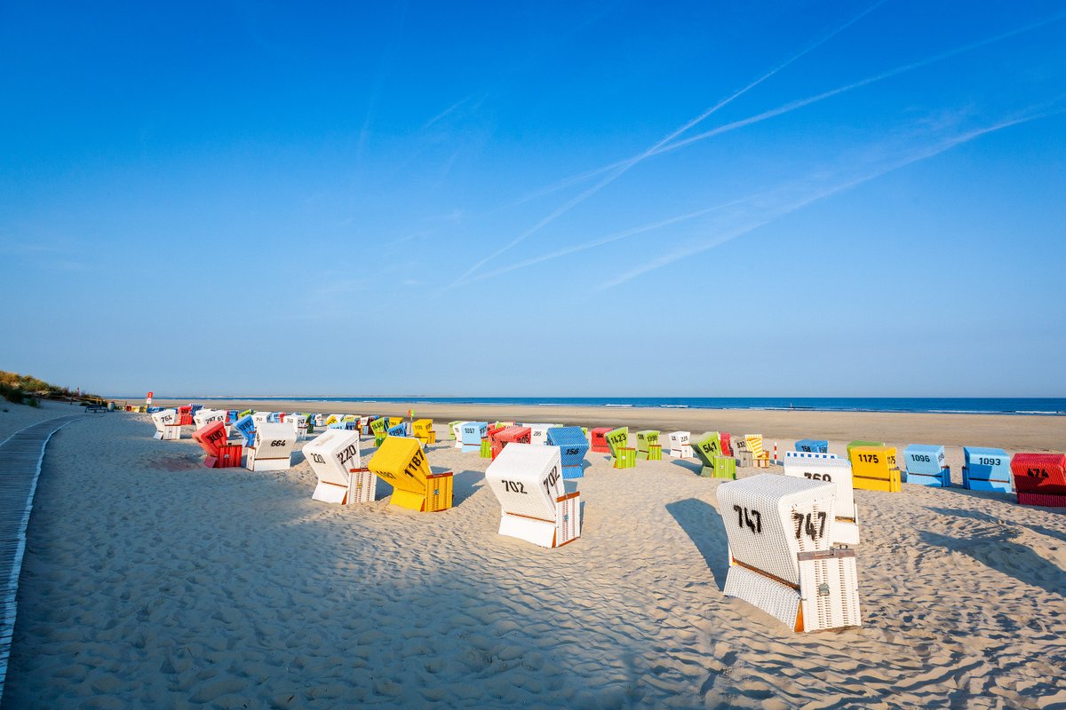 Lange Sandstrände und Strandkörbe gehören zu Langeoog.