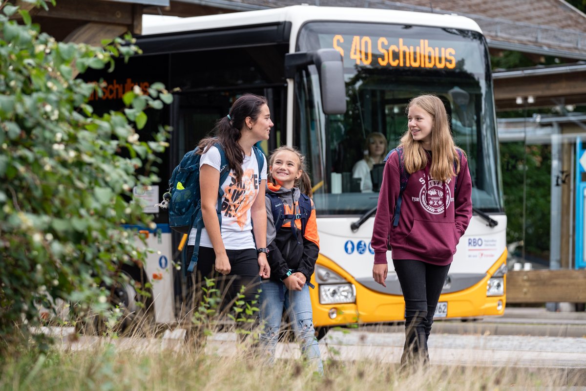 Kinder vor dem Schulbus