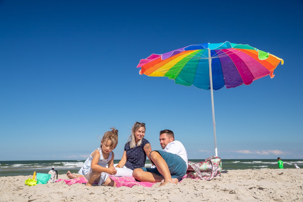 Ihr habt frei, wir haben Ziele für euch: Die Sommerferienaktion der NordWestBahn gibt euch unter dem Motto "Urlaub to Huus" Tipps und Infos für Reisen und Ausflüge in der Region - mal geht es ans Meer, mal ins Schwimmbad und ein anderes Mal ins Museum