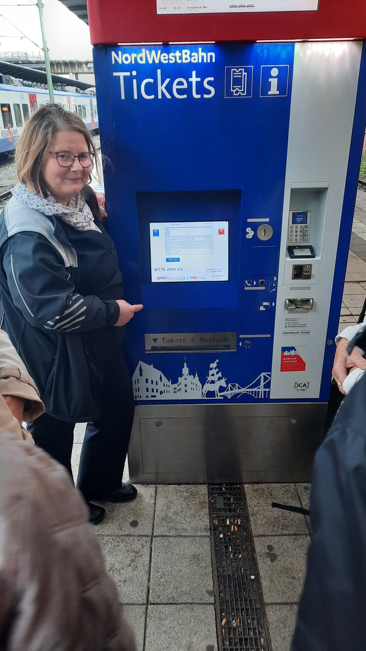 Birgit Schigiel, Leiterin Kundenbetreuer:innen im Netz Weser-Ems erklärt den Interessierten die Funktionen der Fahrkartenautomaten