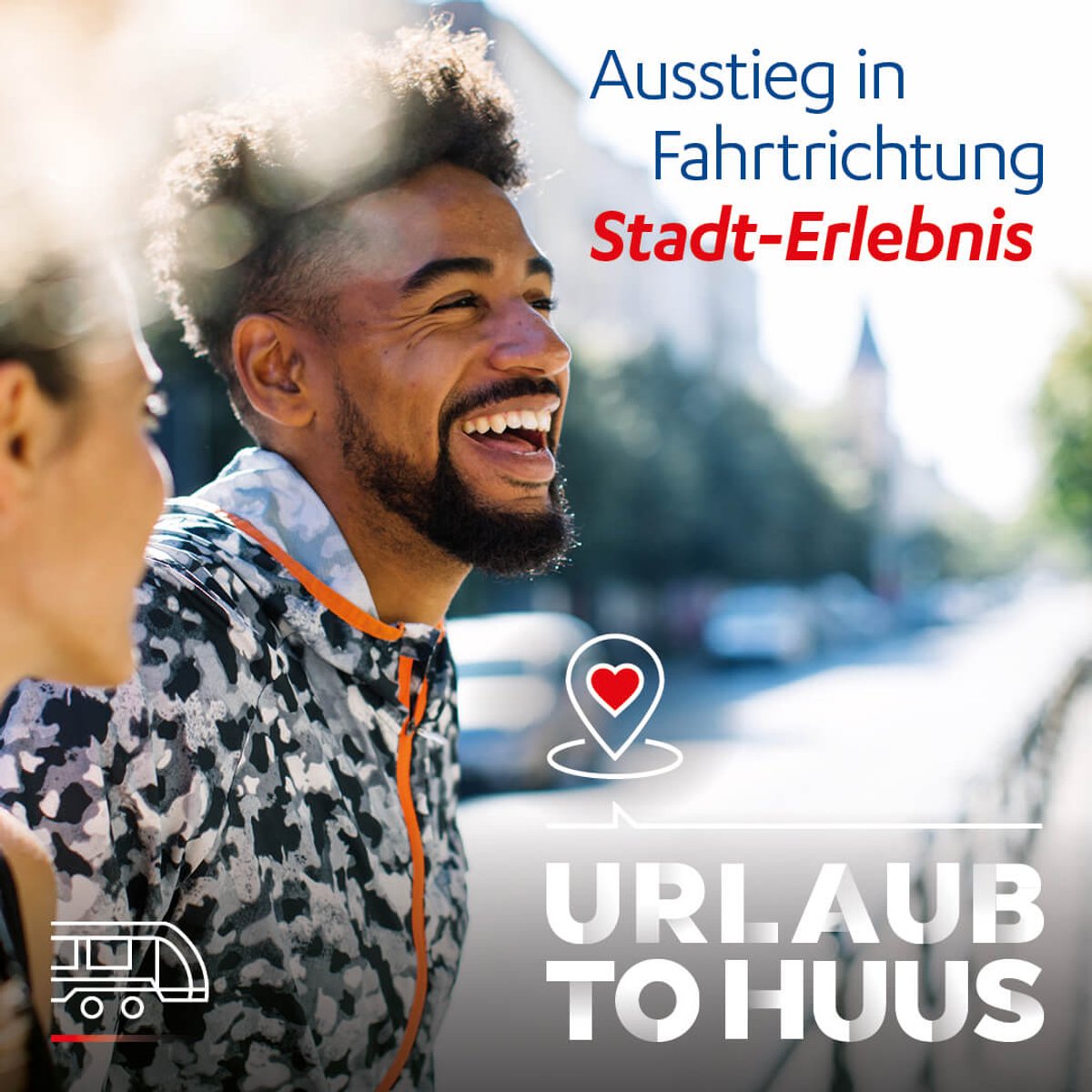 Zwei Personen freuen sich auf ein tolles Stadt-Erlebnis und machen Urlaub to Huus