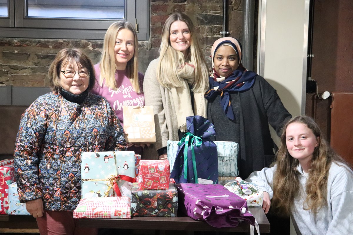 Gemeinsam Kindern eine Freude machen: (von links) Rosa Friesen (Exilverein), Antonina Platonova (Exilverein), Svenja Heile (NWB), Mina Oubelouali (Exilverein) und Franziska Busch (NWB) bei der Übergabe der Geschenke im Kulturzentrum Lagerhalle in Osnabrück