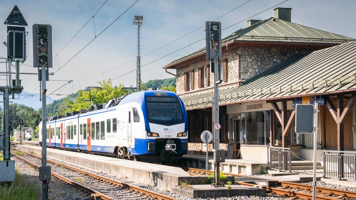 Das Bild zeigt den Bahnhof bei Siegsdorf im Netz Berchtesgaden-Ruhpolding.