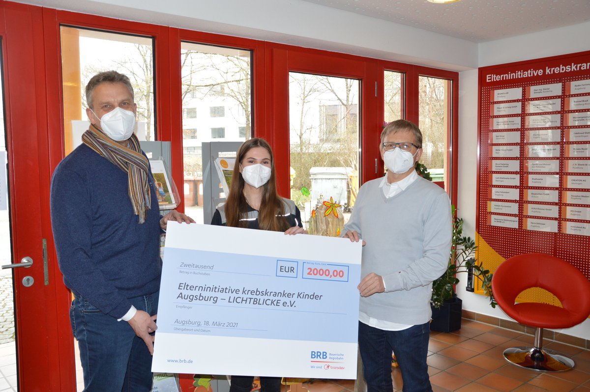 Ernst Winterhalter und Franziska Holzbrecher übergeben Thomas Kleist den Spendenscheck über 2.000 Euro (von links).