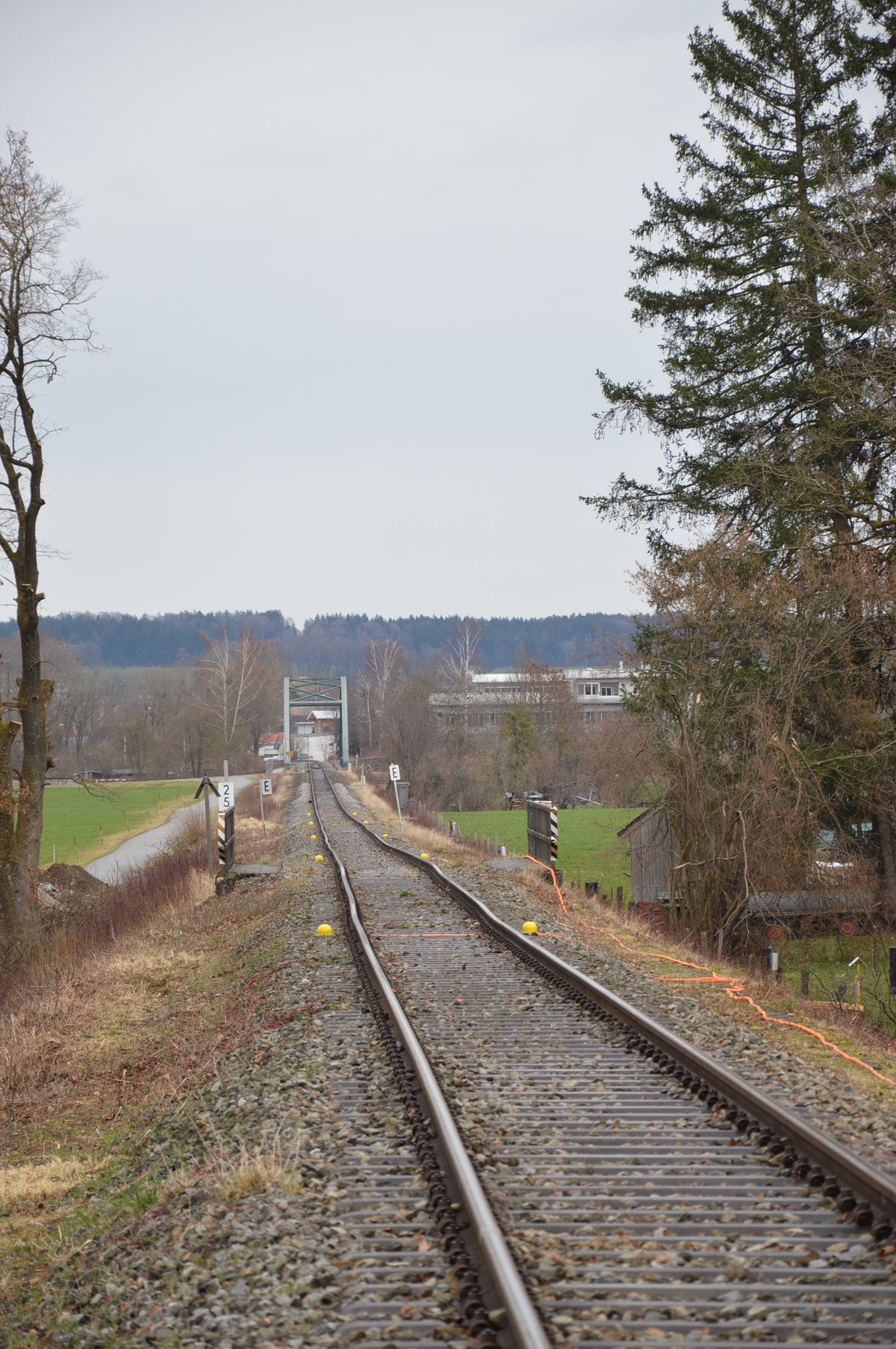Wenn es bei Gleisverwerfungen zu kurzfristigen Streckensperrungen kommt, werden diese, wenn möglich, zeitnah behoben. Manchmal folgt dann eine Langsamfahrstelle und die endgültige Sanierung des Schadens erfolgt dann in einer längerfristig geplanten Baumaßnahme.