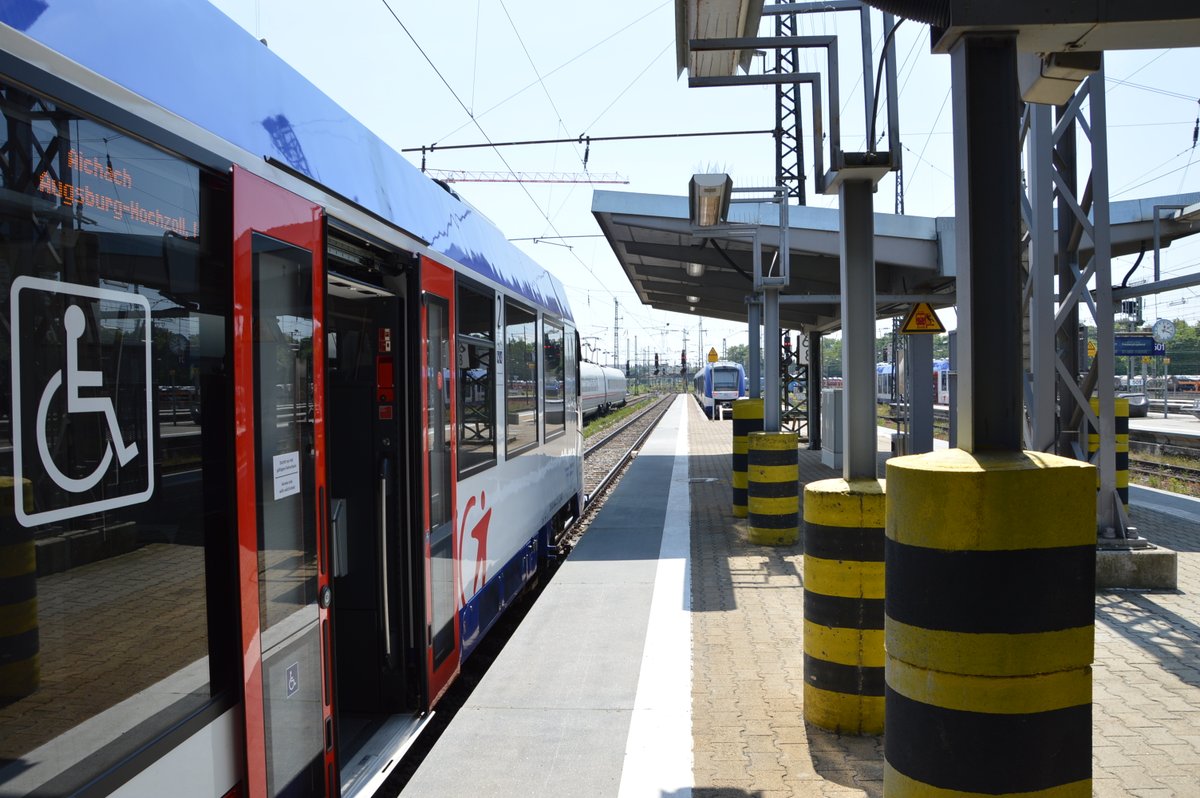 Das Bild zeigt einen LINT Zug am Bahnhof im Netz Ammersee-Altmühltal. 