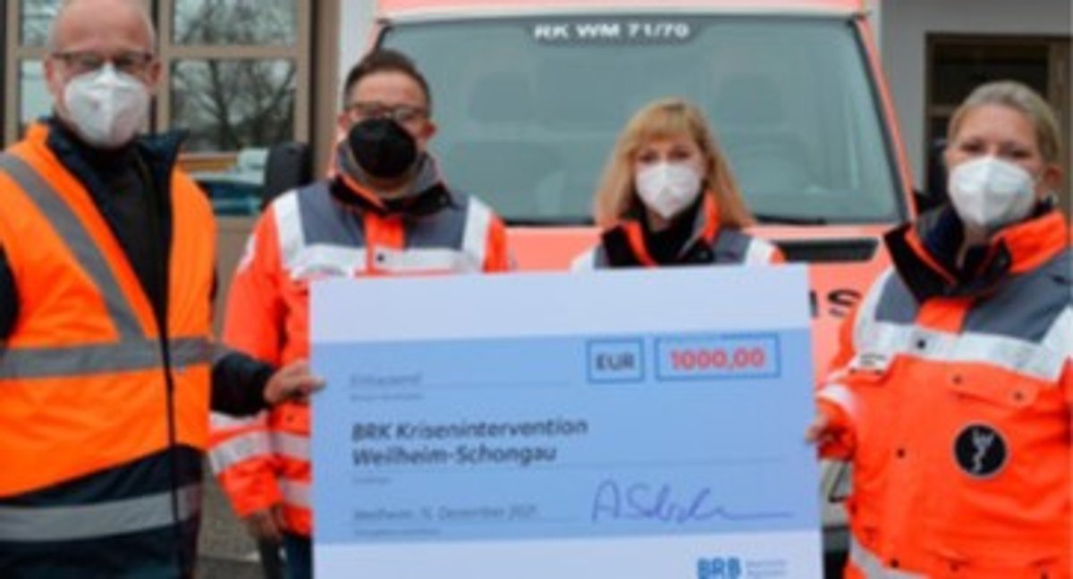 BRB-Mitarbeiter*innen überreichen den Spendenscheck