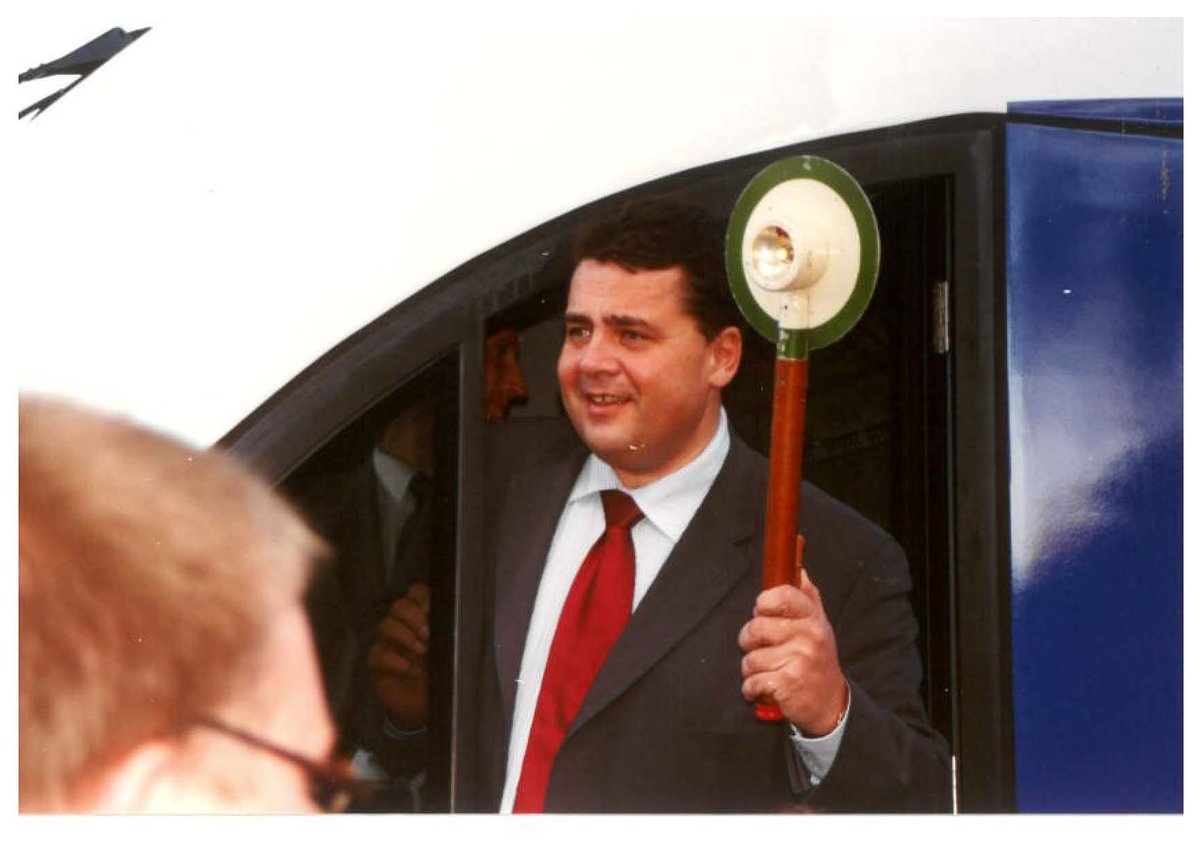 Der ehemalige Ministerpräsident Sigmar Gabriel hat am 5. November 2000 die Kelle geschwungen und den Start der NordWestBahn besiegelt.  