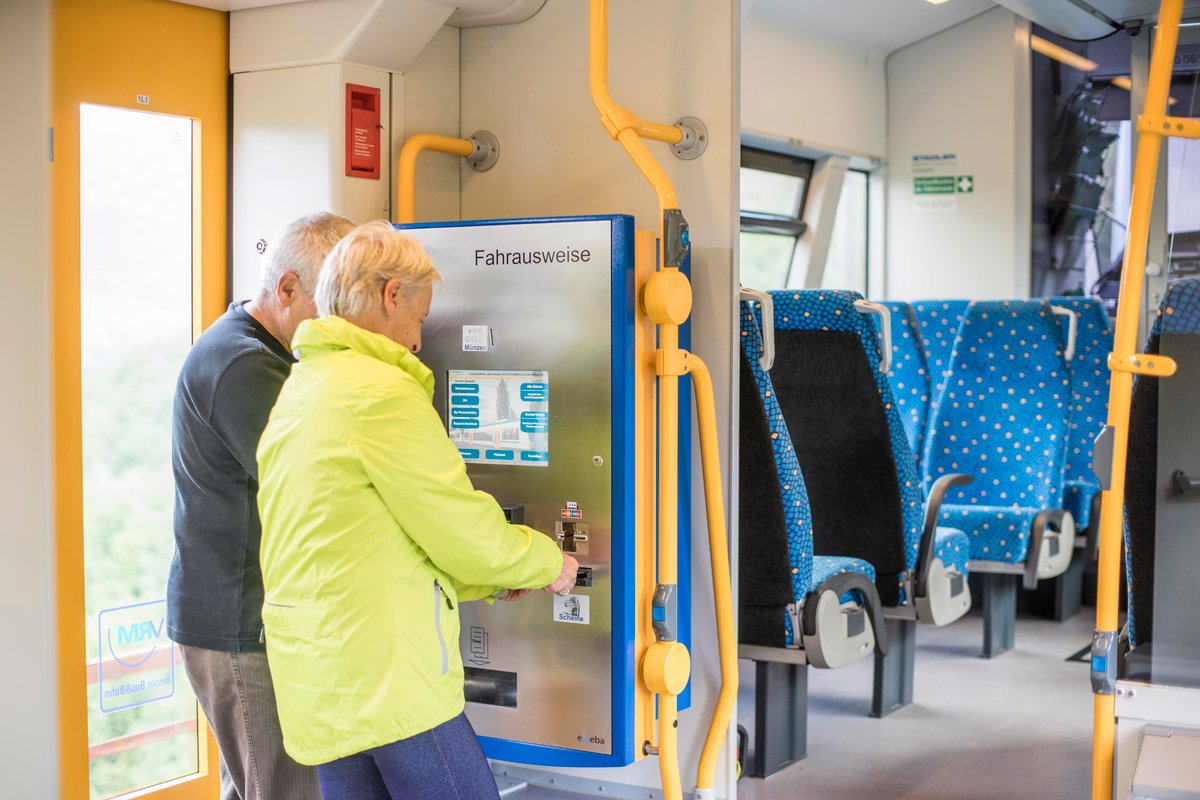 Fahrscheinautomat in der Bahn