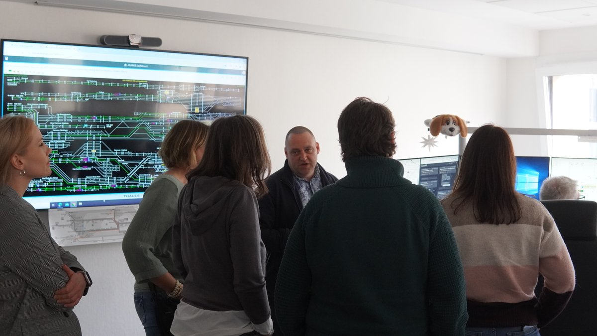 Frauen besichtigten die Leitstelle.