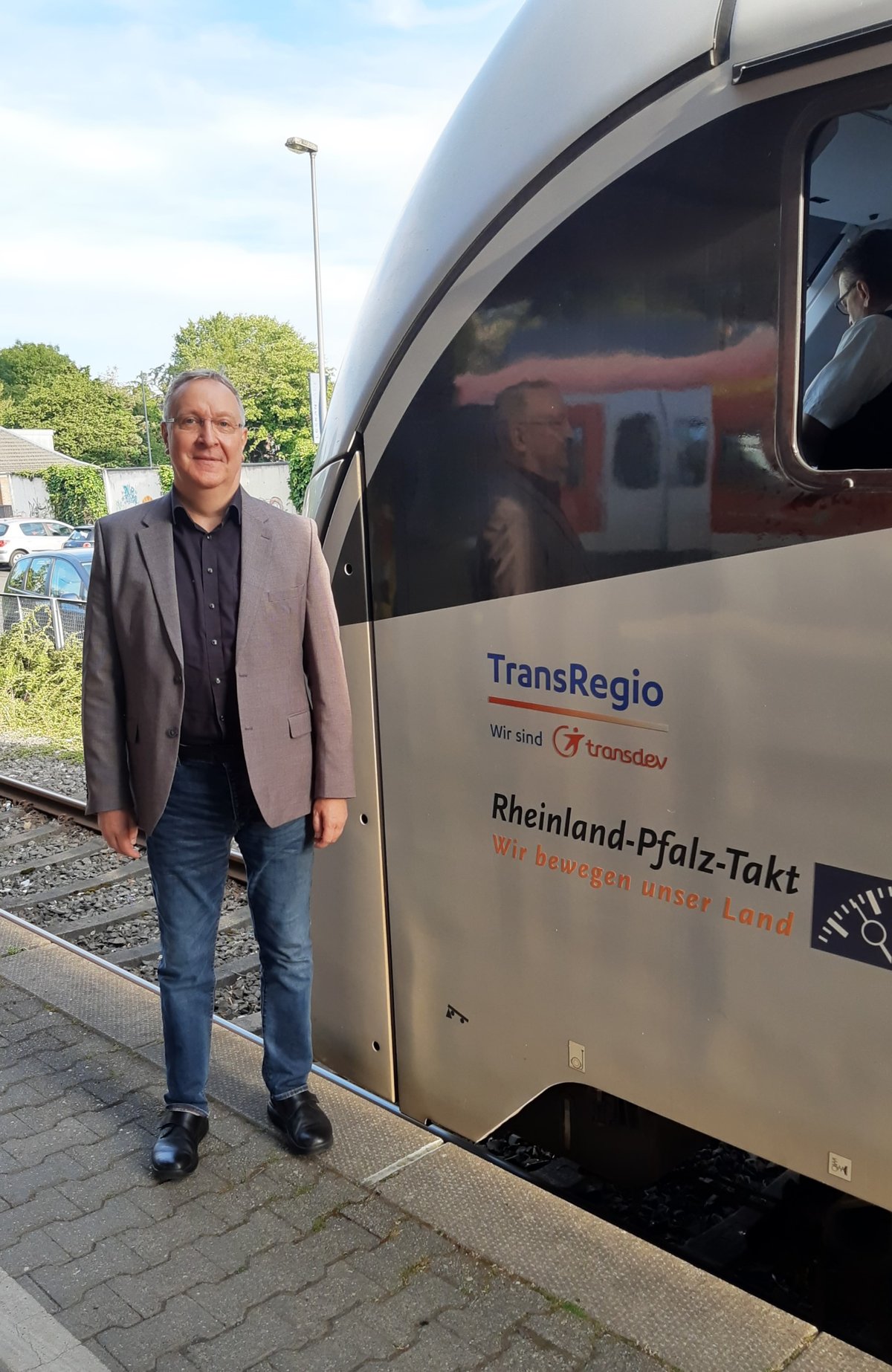 Stephan neben einem Triebfahrzeug