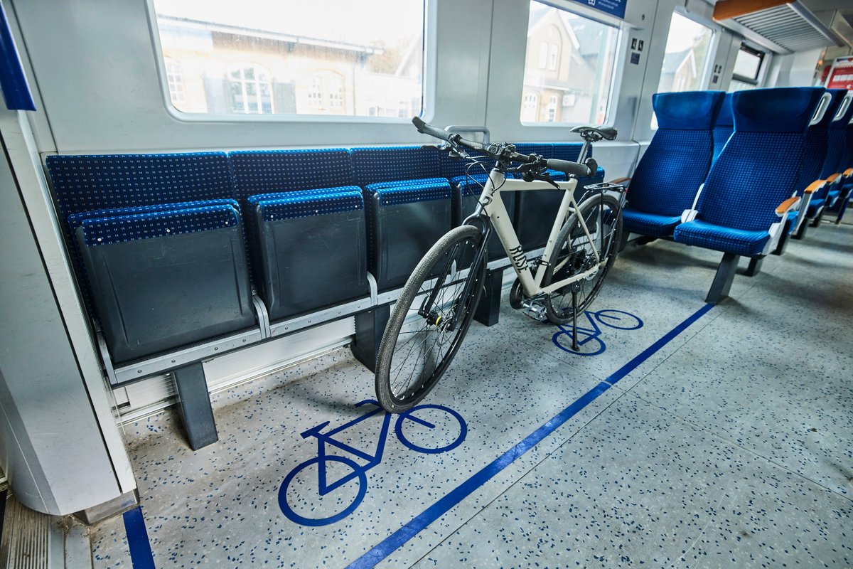 Die Mehrzweckbereiche in den Zügen der NordWestBahn bieten Platz für bis zu acht Fahrrädern.