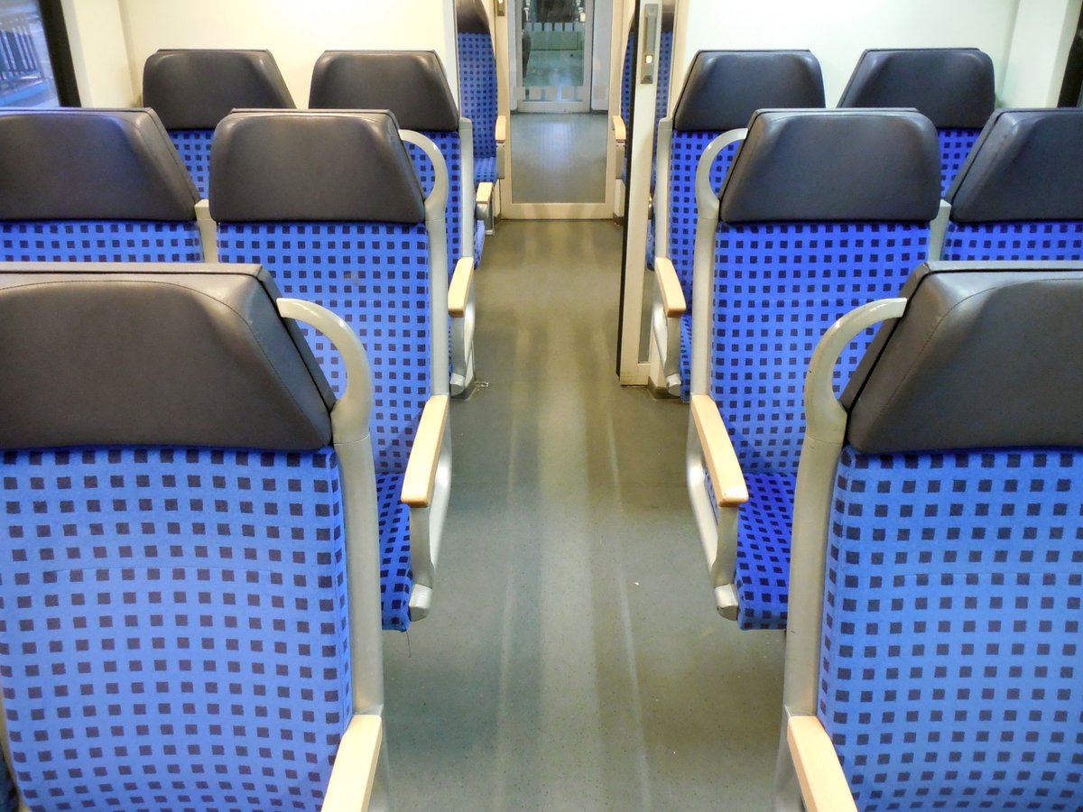 Man sieht den Innenraum eines Zuges, der gesäubert wurde. 