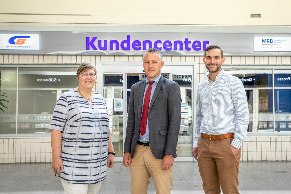 Teamleiter stehen vor dem Kundencenter der MRB und CBC in Chemnitz Hbf