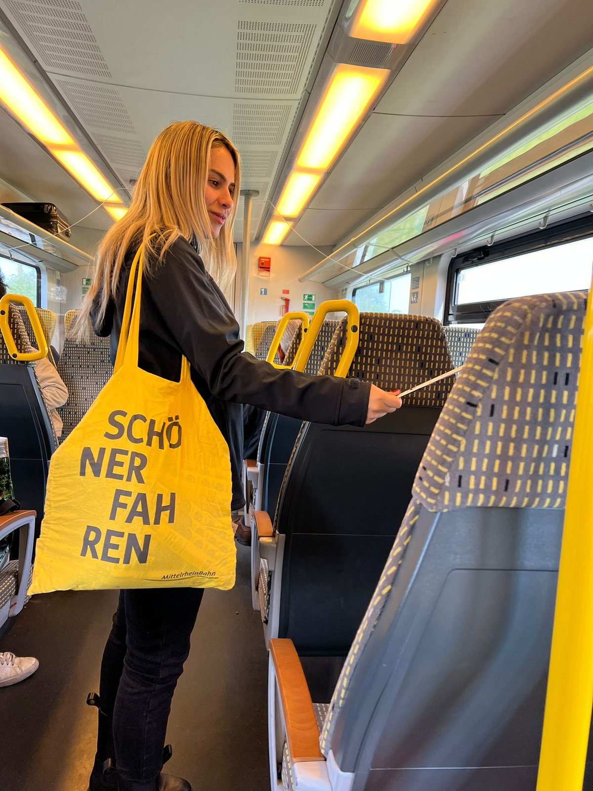Eine Promoterin bei der Verteilung