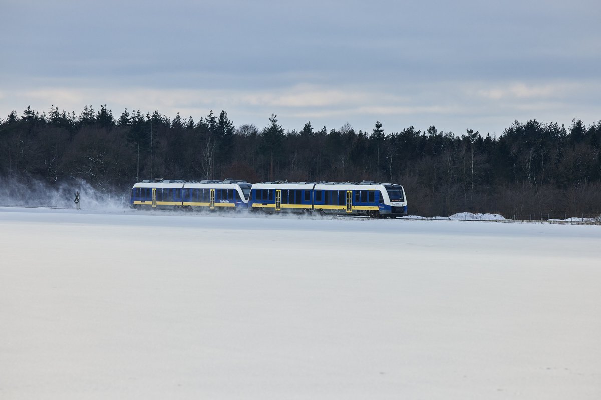 Zug der NordWestBahn im Schnee