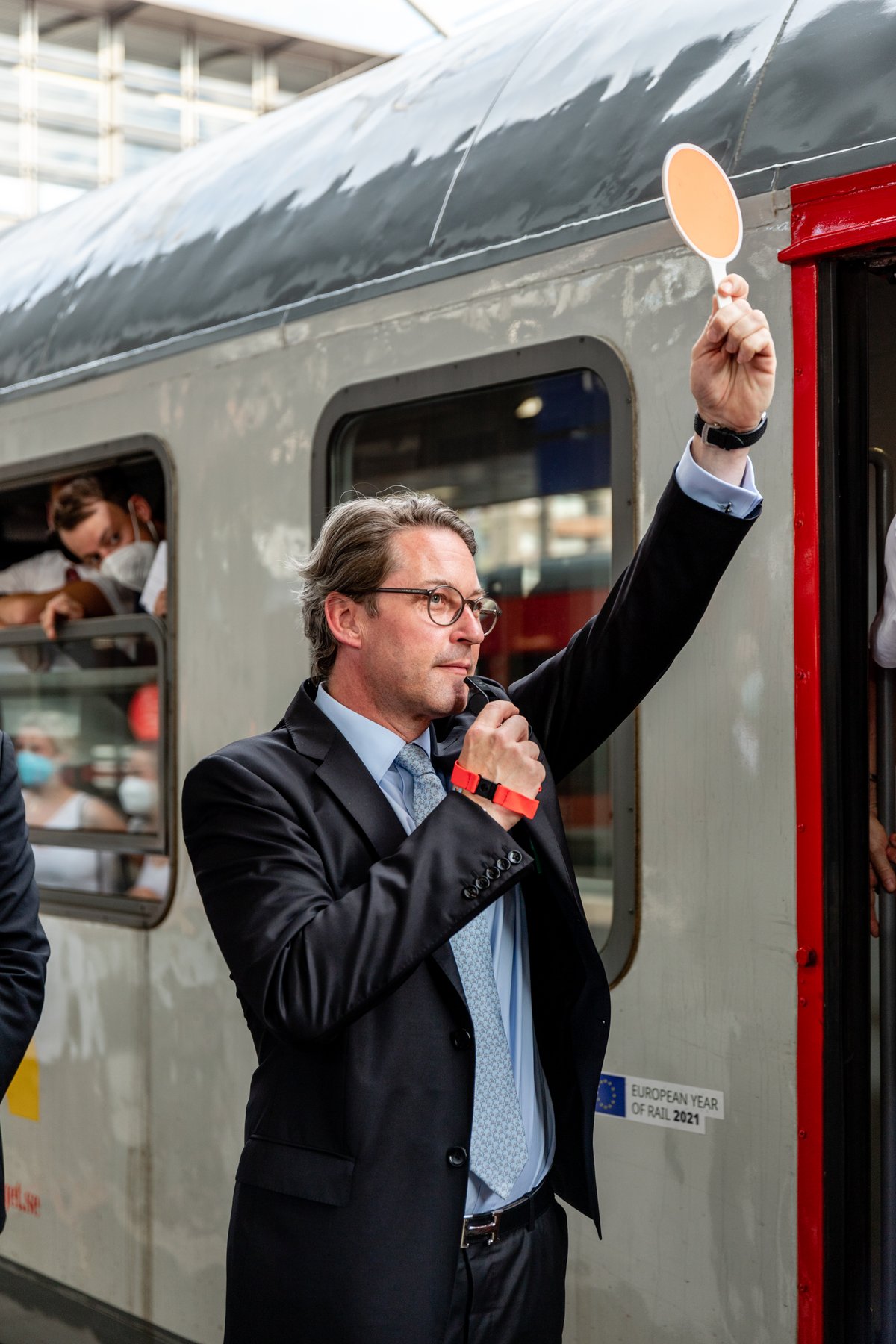 Bundesverkehrsminister Andreas Scheuer gibt das Signal zur Abfahrt