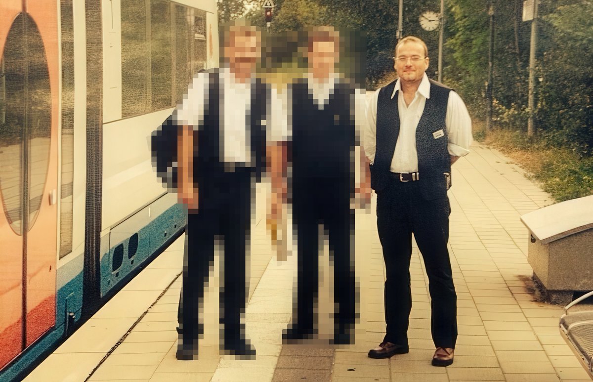 In jungen Jahren inmitten seiner Kollegen: Michael Wollenhaupt steht an einem alten BOB Zug.