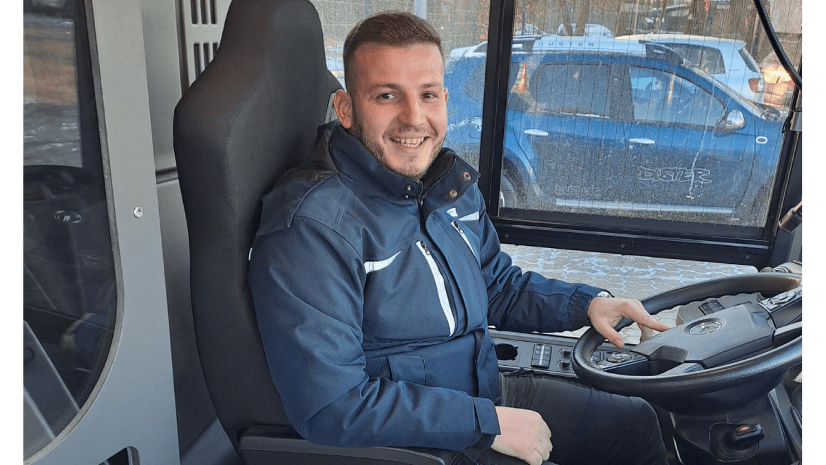 Fransi in der Kabine sitzend