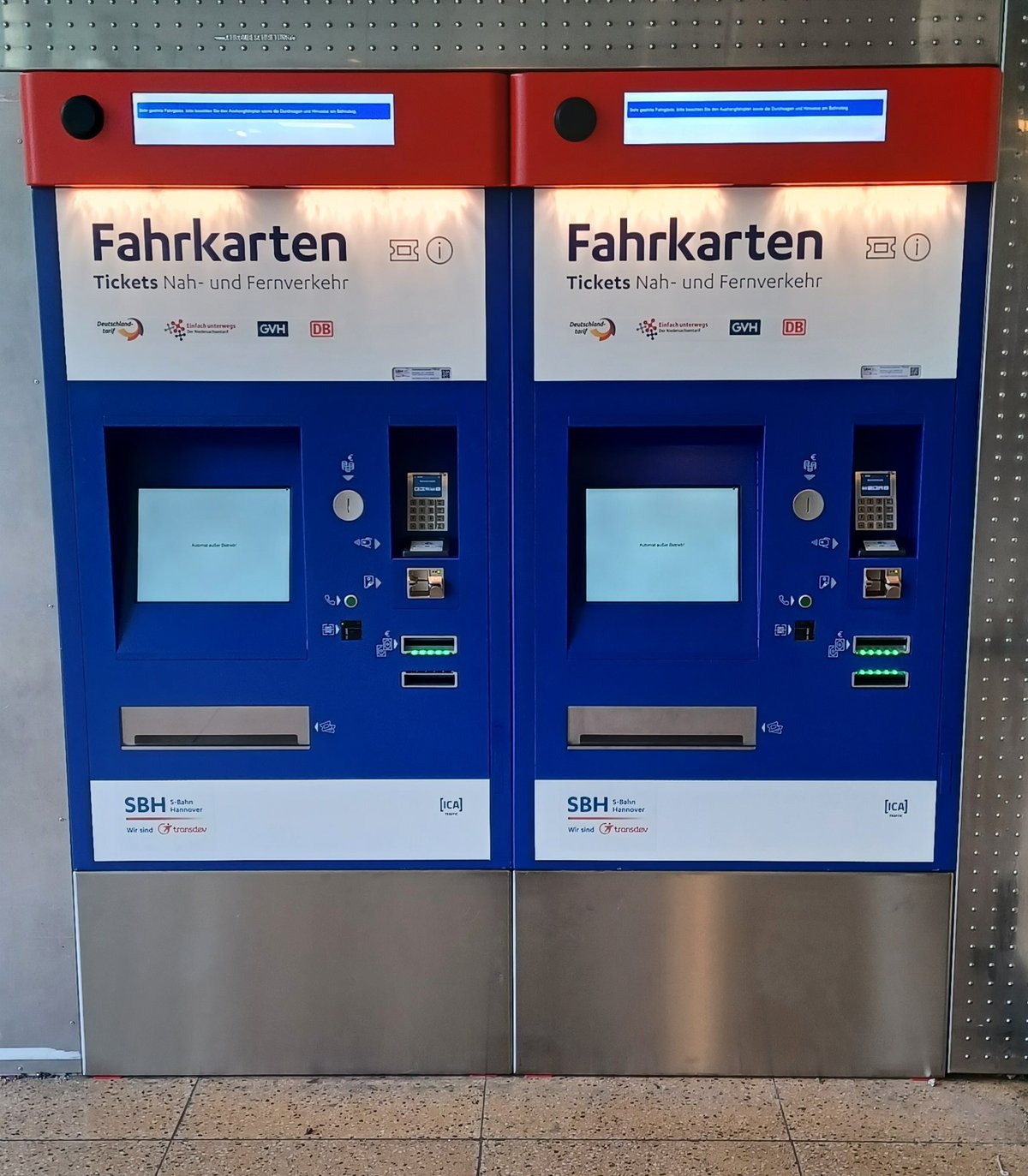 Blau-weiß-rot - so sehen die neuen Fahrkartenautomaten der neuen S-Bahn Hannover aus. 